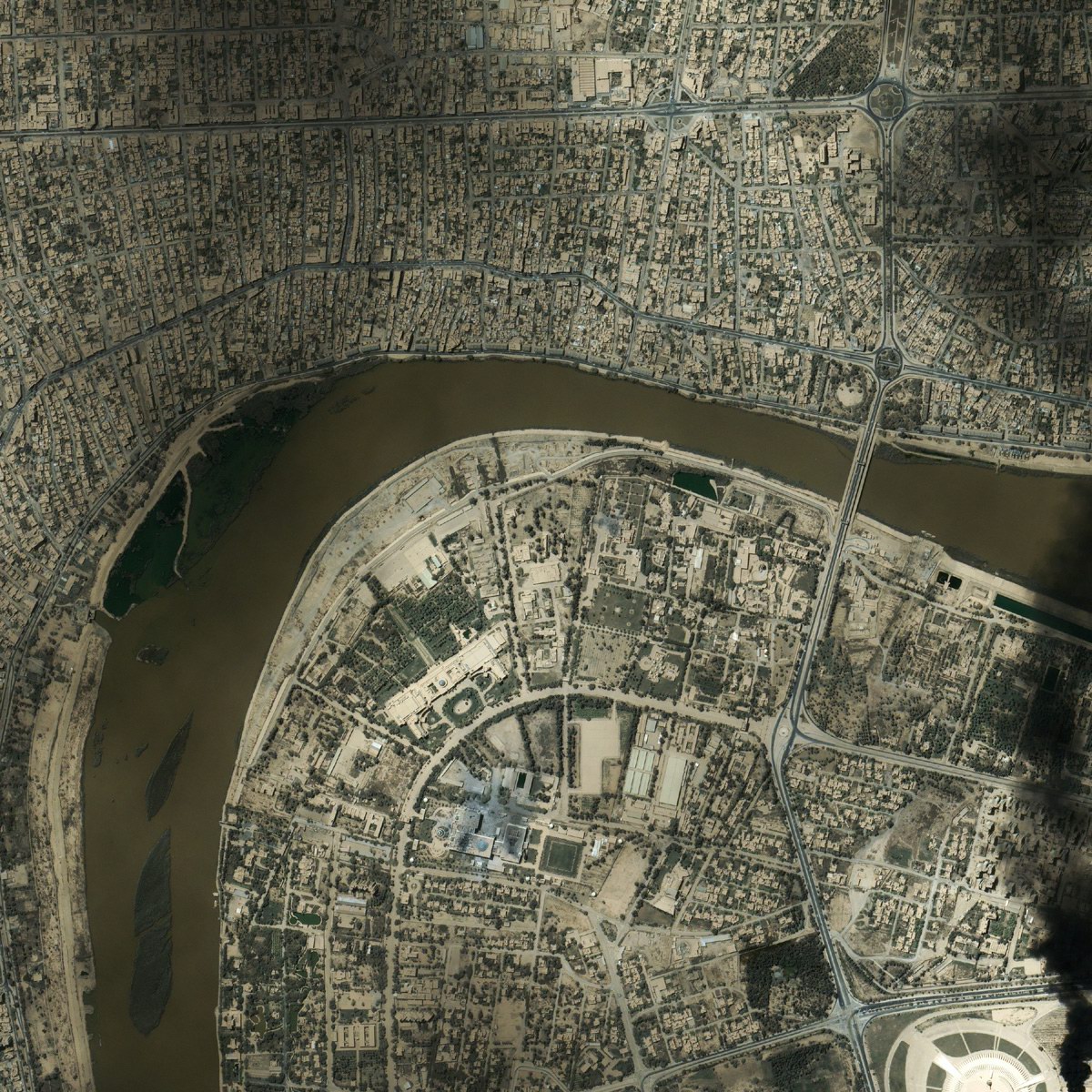 Фотография Багдад со спутника вначале войны - дым от подожженной нефти.