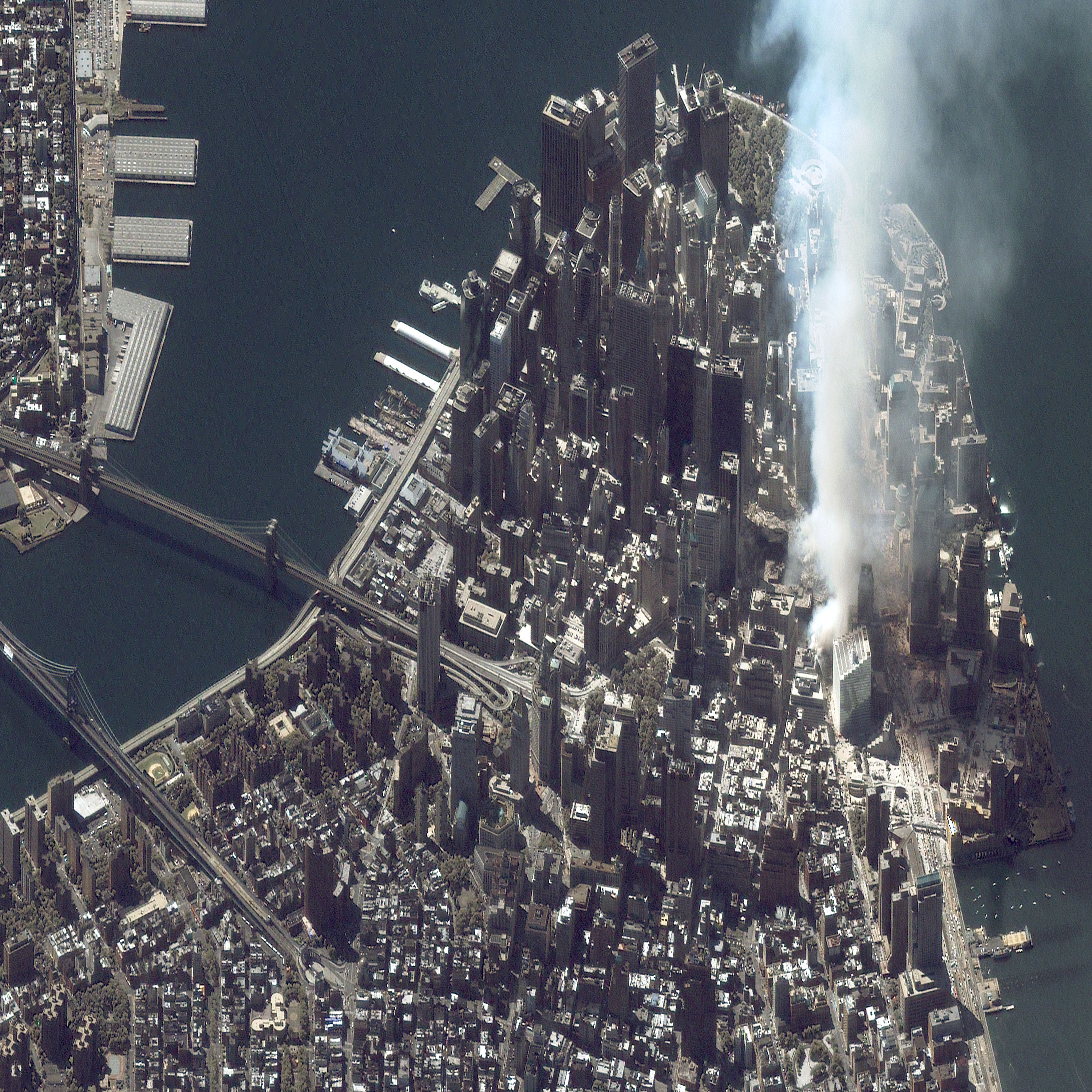 Фотография Манхэттана Нью Йорк, сделанная сразу после атаки террористов 11 сентября 2001 года.