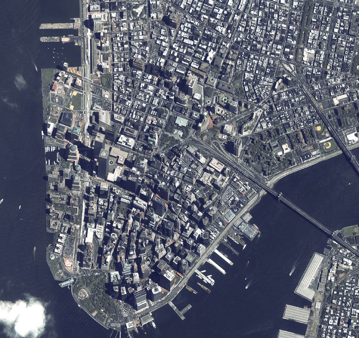 Фото из космоса небоскребы острова Манхеттен в Нью Йорке сделано в 2000 году