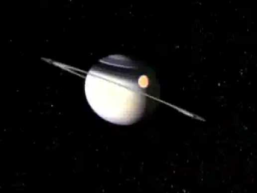 Титан - спутник Сатурна на фоне планеты