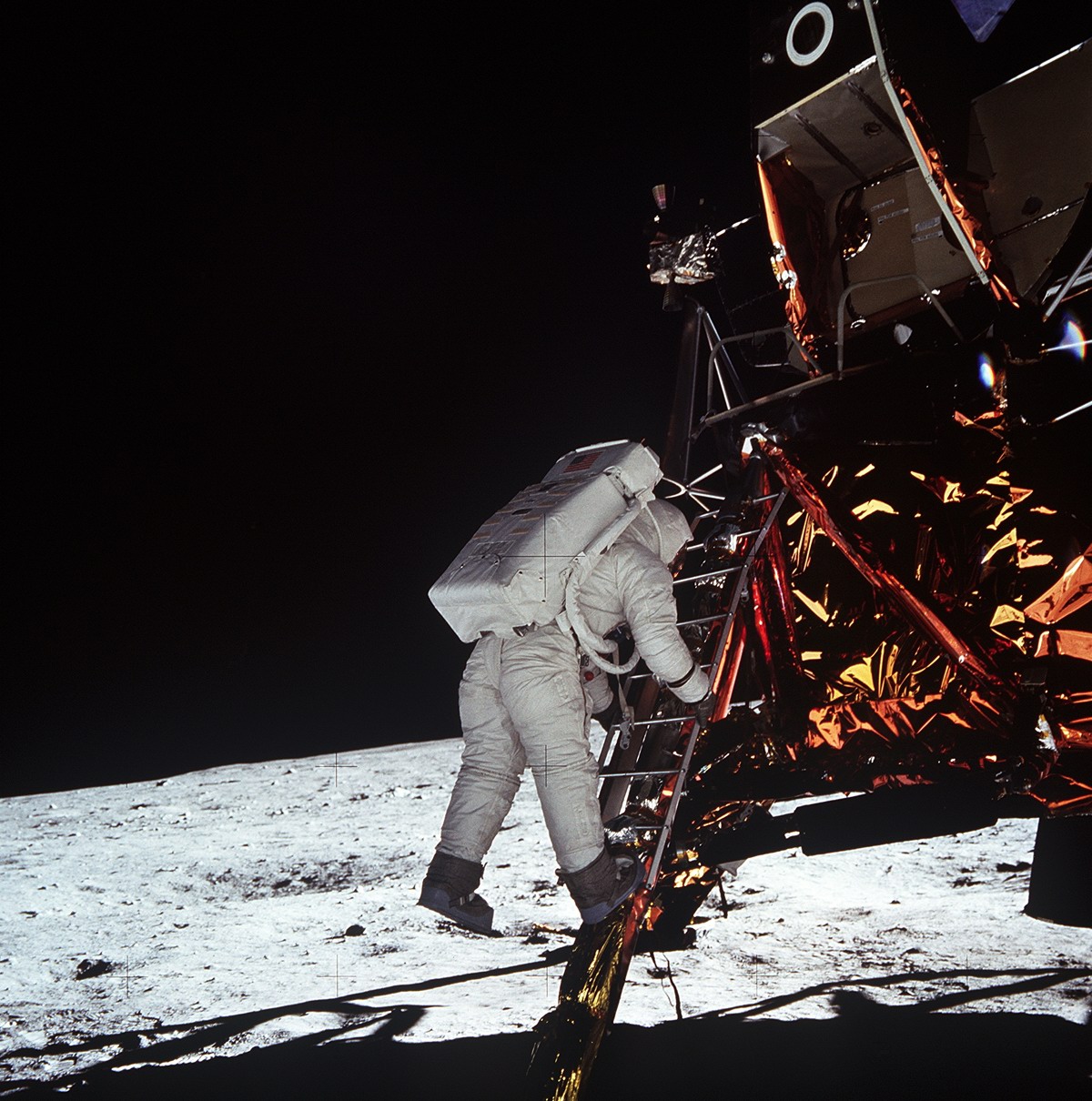 спускаемый лунный модуль и астронавт