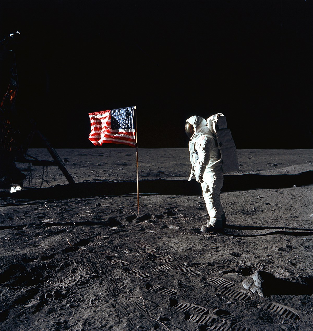 астронавт и американский флаг