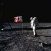 астронавт на Луне и американский флаг